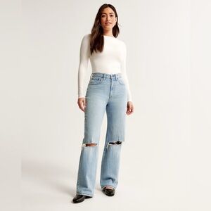 Abercrombie curve love high rise relaxed jeans in size 25.
